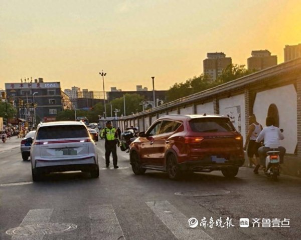 京融实配 情报站|济南大明湖路附近两辆私家车发生剐蹭，行车请注意安全