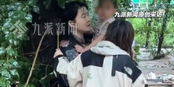 上尚策 博主称在景区露营遇山洪多人被困，还有4岁小孩：大家抱着一棵树，坚持7小时等到救援